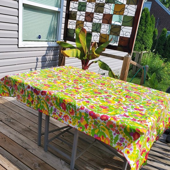 Vera Neumann Floral Oblong Tablecloth 60" x 84" - Picture 2 of 16